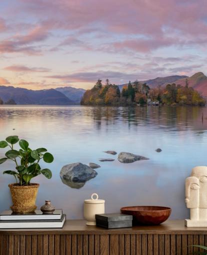 Innsjø omgitt av fjell