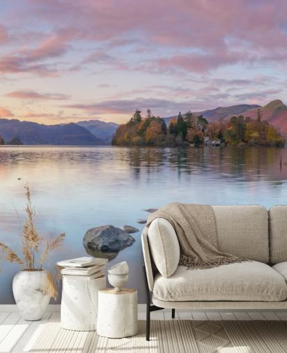 Lago cercado por montanhas