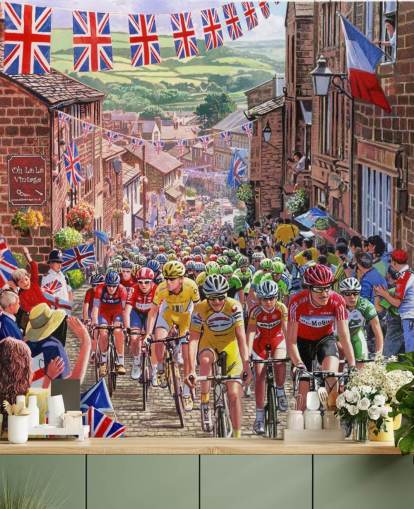 pyöräilijät ratsastus läpi vanhan englanti kaupunki tapetti