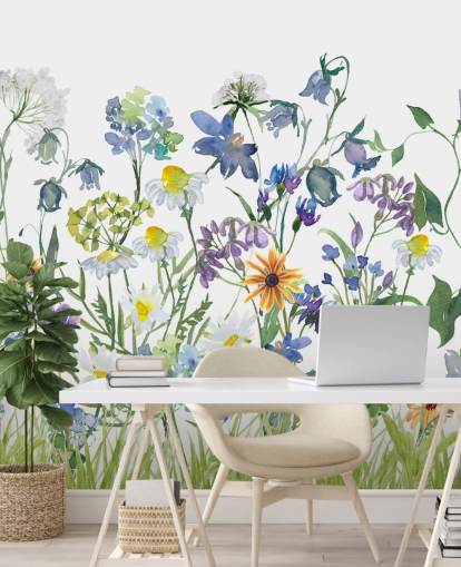 blaue, lila und gelbe Wiesenblumen Tapete