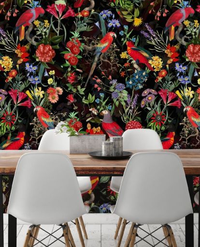 papagaios vermelhos e flores coloridas no papel de parede de fundo preto