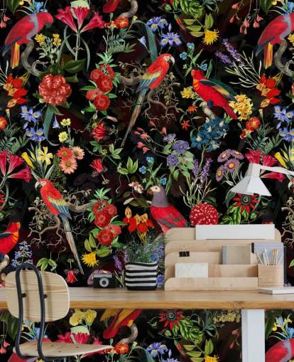 rode papegaaien en kleurrijke bloemen op zwart achtergrondbehang rode papegaaien en kleurrijke bloemen op zwart achtergrondbehang