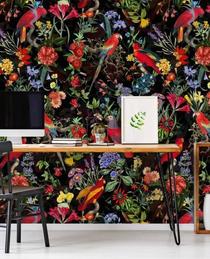 rode papegaaien en kleurrijke bloemen op zwart achtergrondbehang