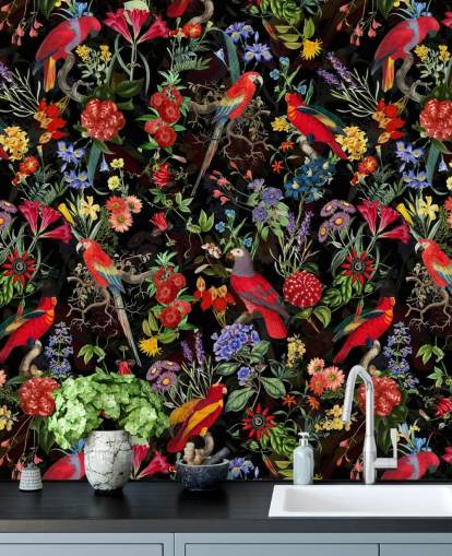 rode papegaaien en kleurrijke bloemen op zwart achtergrondbehang