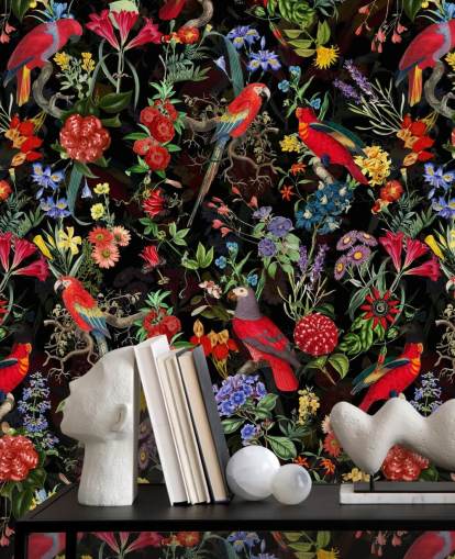 rode papegaaien en kleurrijke bloemen op zwart achtergrondbehang rode papegaaien en kleurrijke bloemen op zwart achtergrondbehang