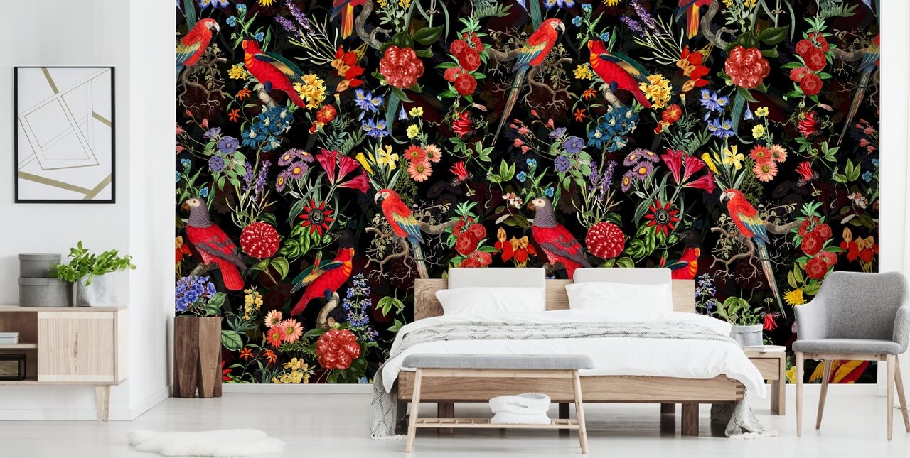 loros rojos y flores de colores sobre fondo negro