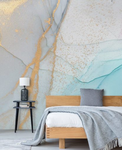 lichtblauw en goud marmeren behang