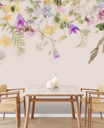 lilla og gul floral tapet