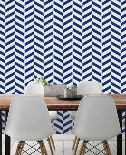 Individuell gestaltbares Indigo-Tapetentapete mit Fischgrätenmuster namens Blue and White Herringbone für Badezimmer und Küchen