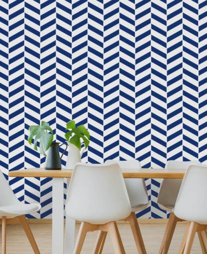 Individuell gestaltbares Indigo-Tapetentapete mit Fischgrätenmuster namens Blue and White Herringbone für Badezimmer und Küchen