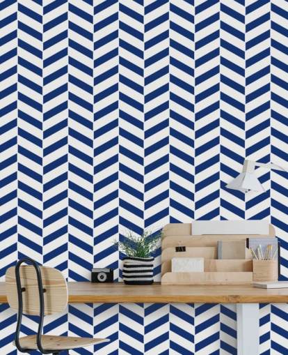 mural de papel de parede em espinha de peixe personalizável em índigo chamado Blue and White Herringbone para banheiros e cozinhas