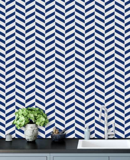 papier peint mural à chevrons personnalisable indigo appelé Blue and White Herringbone pour les salles de bain et les cuisines papier peint mural à chevrons personnalisable indigo appelé Blue and White Herringbone pour les salles de bain et les cuisines