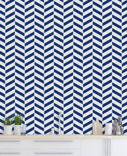 indigo räätälöitävä kalanruototapetti seinämaalaus nimeltä Blue and White Herringbone kylpyhuoneisiin ja keittiöihin