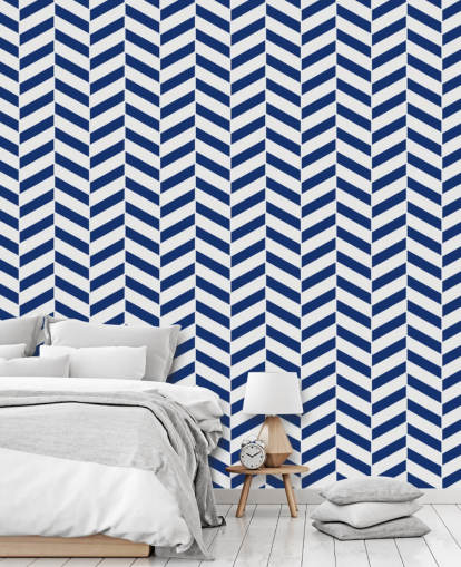 Individuell gestaltbares Indigo-Tapetentapete mit Fischgrätenmuster namens Blue and White Herringbone für Badezimmer und Küchen