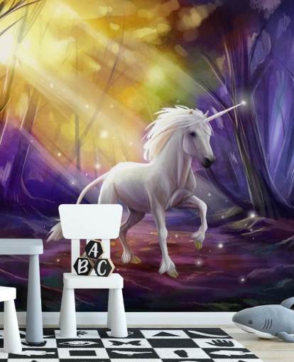 Decorazione murale con unicorno in un bosco di notte