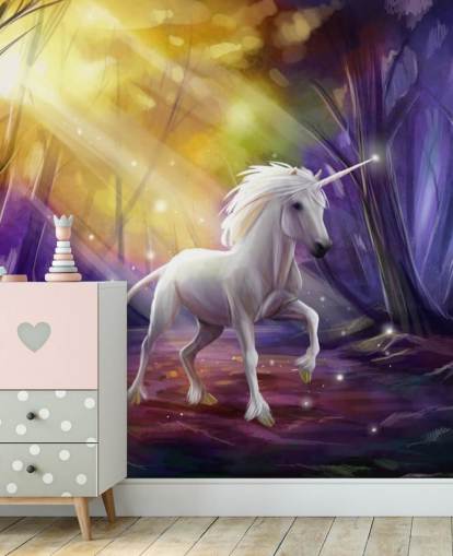 Decorazione murale con unicorno in un bosco di notte
