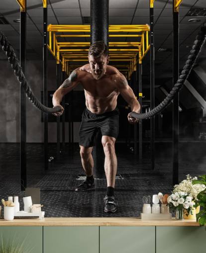 fondo de pantalla oscuro de gimnasio con hombre con cuerdas pesadas