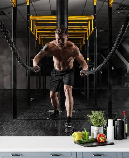 fondo de pantalla oscuro de gimnasio con hombre con cuerdas pesadas