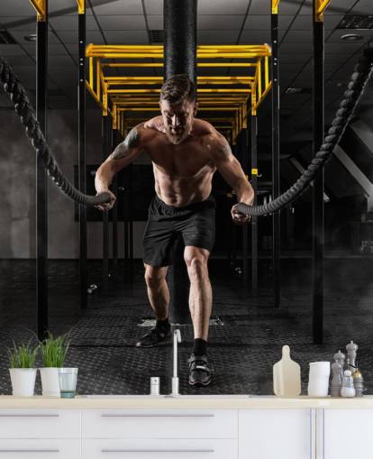 fondo de pantalla oscuro de gimnasio con hombre con cuerdas pesadas