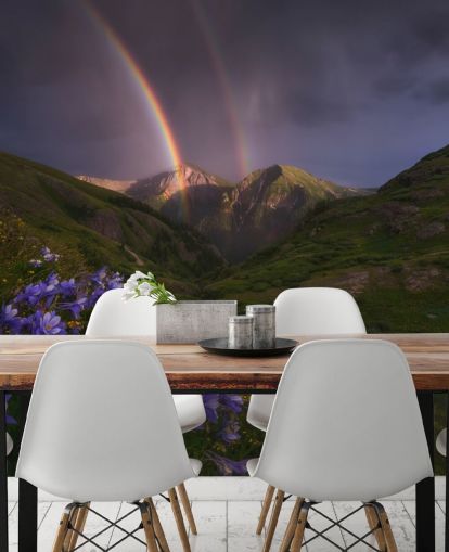 Fondo de pantalla de nubes de tormenta y arco iris sobre campos