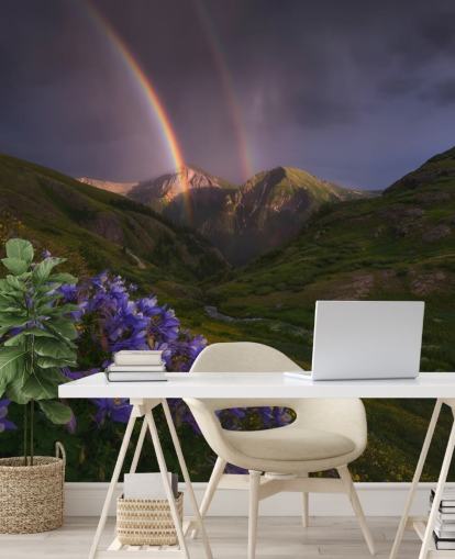 nuvole di tempesta e arcobaleno sopra carta da parati campi di montagna