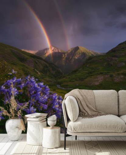 nuvole di tempesta e arcobaleno sopra carta da parati campi di montagna
