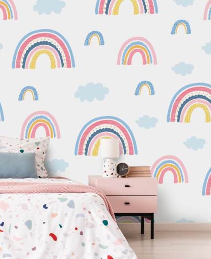 pastellfarbene Regenbogen und blaue Wolken-Tapete