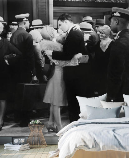 black and white photo of people kissing wallpaper