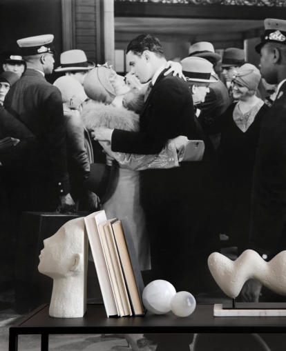 photo en noir et blanc de personnes s'embrassant papier peint