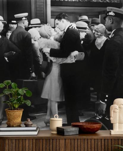 black and white photo of people kissing wallpaper