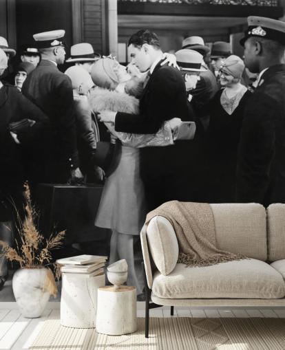 foto en blanco y negro de personas besándose fondo de pantalla