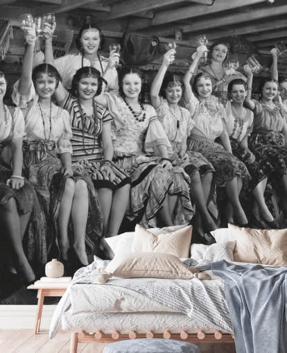 foto in bianco e nero di signore che alzano gli occhiali da foto in bianco e nero di signore che alzano gli occhiali da