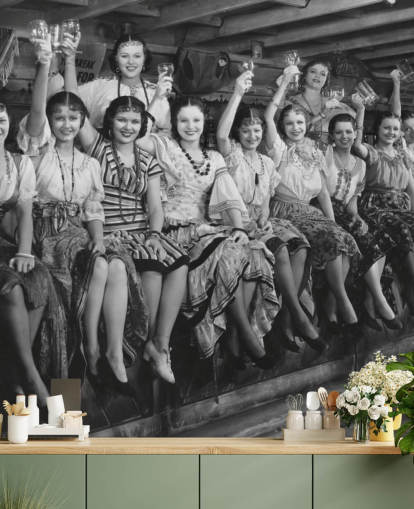 foto in bianco e nero di signore che alzano gli occhiali da