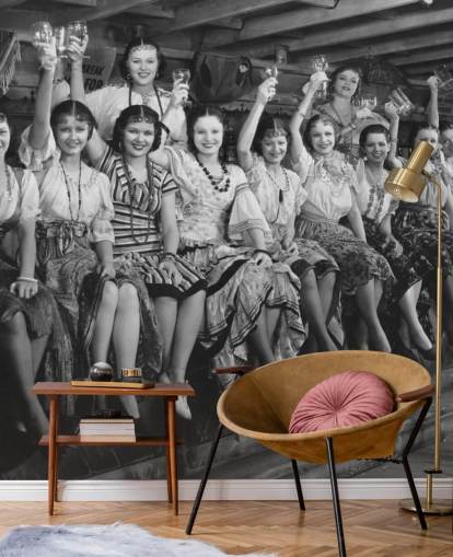 foto in bianco e nero di signore che alzano gli occhiali da