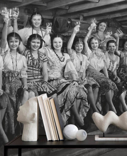 photo noir et blanc de dames levant des lunettes papier peint