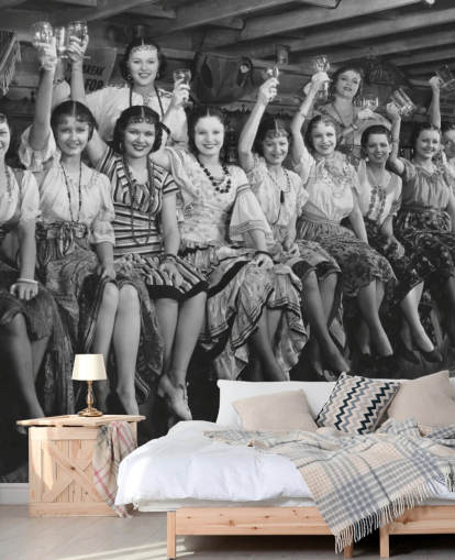 foto in bianco e nero di signore che alzano gli occhiali da