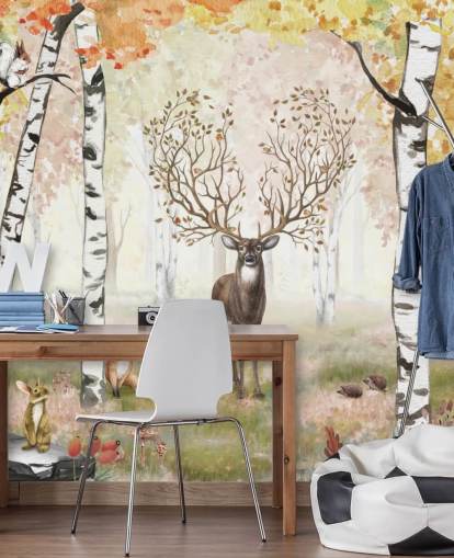 Hirsch mit zauberhaftem Geweih in herbstlicher Birkenwaldtapete