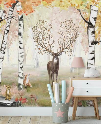 hert met magisch gewei in berkenbosbehang in de herfst