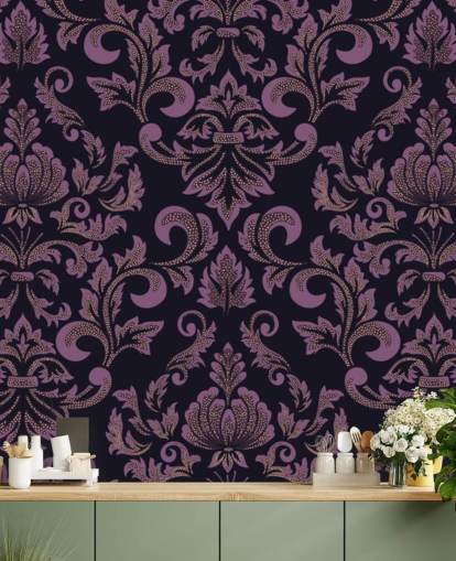 lilla og svart damask tapet