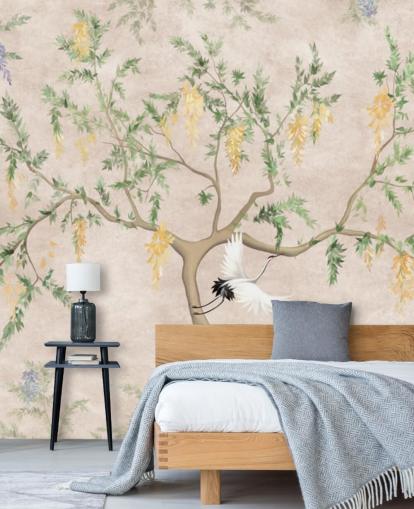 Groeiende boom in oosterse stijl met een lichte crèmekleurige achtergrond, groene en gele bloemen en witte kraanvogels, chinoiseriebehang