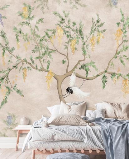 Arbre en croissance de style oriental avec un fond crème clair, des fleurs vertes et jaunes et un papier peint chinoiserie avec des grues blanches Arbre en croissance de style oriental avec un fond crème clair, des fleurs vertes et jaunes et un papier peint chinoiserie avec des grues blanches