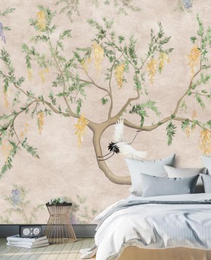 Groeiende boom in oosterse stijl met een lichte crèmekleurige achtergrond, groene en gele bloemen en witte kraanvogels, chinoiseriebehang Groeiende boom in oosterse stijl met een lichte crèmekleurige achtergrond, groene en gele bloemen en witte kraanvogels, chinoiseriebehang