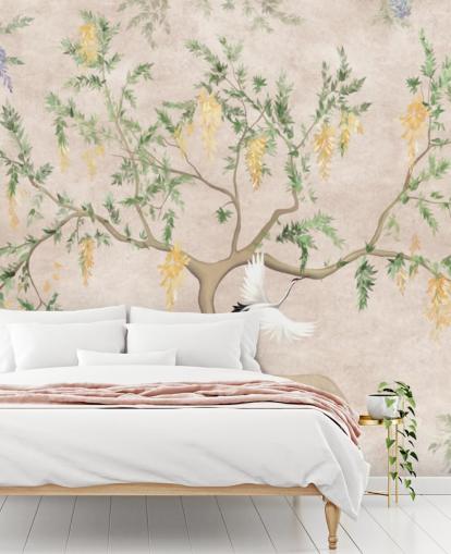 Árvore em crescimento de estilo oriental com fundo creme claro, flores verdes e amarelas e papel de parede chinoiserie de pássaros guindastes brancos