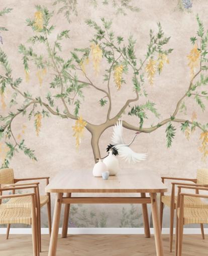 Árvore em crescimento de estilo oriental com fundo creme claro, flores verdes e amarelas e papel de parede chinoiserie de pássaros guindastes brancos Árvore em crescimento de estilo oriental com fundo creme claro, flores verdes e amarelas e papel de parede chinoiserie de pássaros guindastes brancos