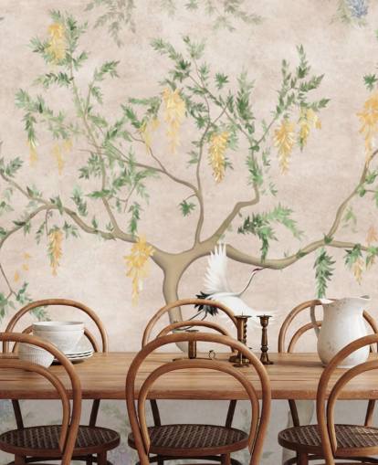 Papel pintado chino de árbol en crecimiento de estilo oriental con fondo crema claro, flores verdes y amarillas y pájaros grulla blancos