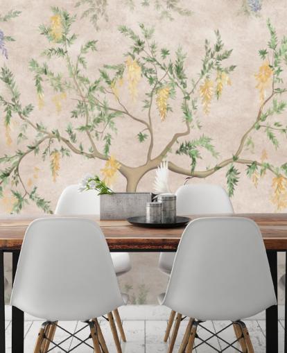 Arbre en croissance de style oriental avec un fond crème clair, des fleurs vertes et jaunes et un papier peint chinoiserie avec des grues blanches