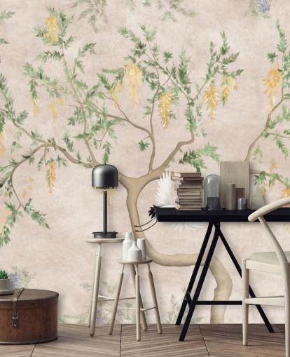Arbre en croissance de style oriental avec un fond crème clair, des fleurs vertes et jaunes et un papier peint chinoiserie avec des grues blanches Arbre en croissance de style oriental avec un fond crème clair, des fleurs vertes et jaunes et un papier peint chinoiserie avec des grues blanches