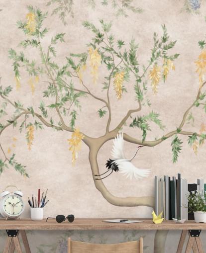 Groeiende boom in oosterse stijl met een lichte crèmekleurige achtergrond, groene en gele bloemen en witte kraanvogels, chinoiseriebehang Groeiende boom in oosterse stijl met een lichte crèmekleurige achtergrond, groene en gele bloemen en witte kraanvogels, chinoiseriebehang