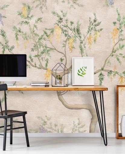 Papel pintado chino de árbol en crecimiento de estilo oriental con fondo crema claro, flores verdes y amarillas y pájaros grulla blancos