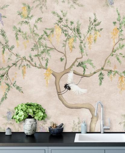 Papel pintado chino de árbol en crecimiento de estilo oriental con fondo crema claro, flores verdes y amarillas y pájaros grulla blancos